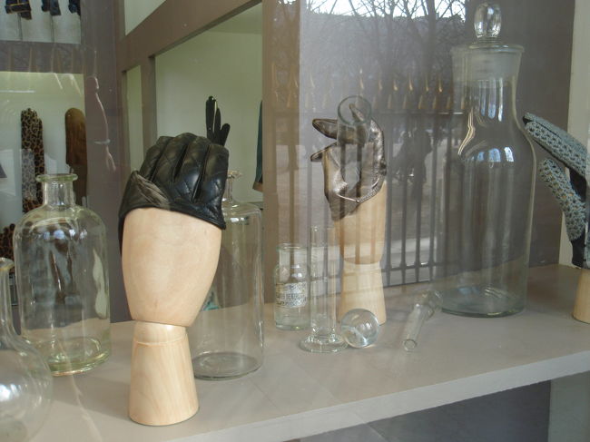 ヴィヴィエンヌから近くのパレロワイヤル。<br />手袋やさん。<br />手袋やさんは２軒ありました。<br />カジュアル系かキレイめ系ってかんじですね。<br />写真はキレイめ系の方です。<br /><br />これは手袋というか指袋ですね。<br />発想が斬新！