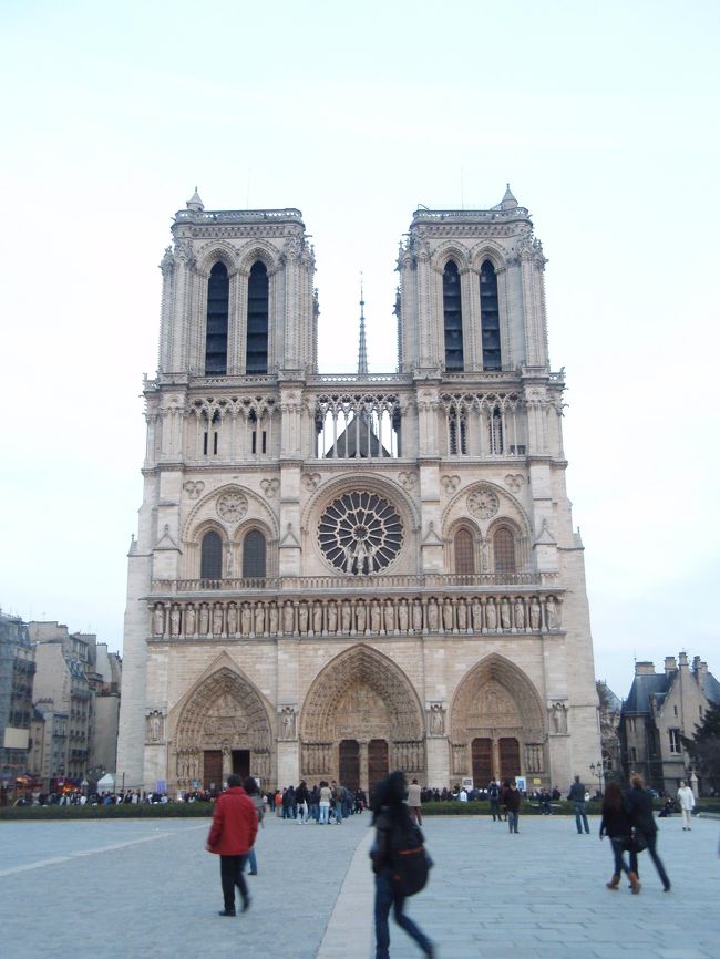 友人にモロッコ料理屋さんに連れて行ってもらうため待ち合わせ。<br /><br />クスクスをいただきました。<br />それまではモノップのクスクスサラダしか食べたことなかったので<br />本格的なものが食べれてよかったです。