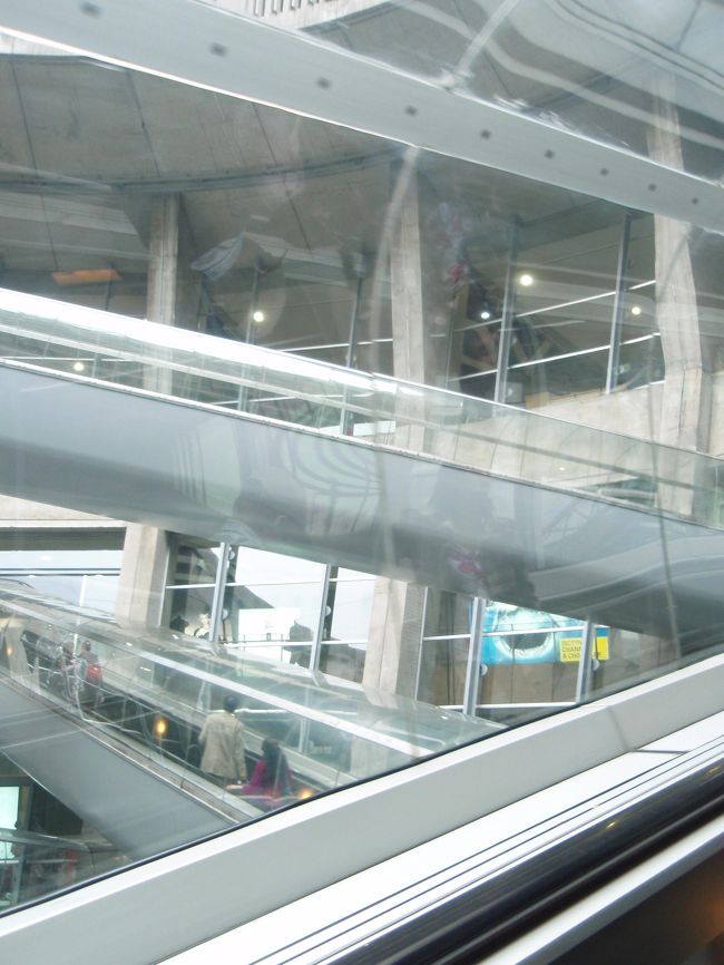 ２週間の滞在も終わり日本へ帰国。<br /><br />滞在中は体格や味覚などでアジア人であることを強く感じ<br />早く日本へ帰りたいと思った事も（*^_^*）<br /><br />いざ、日本へ帰ってくると<br />時間の感覚や人との接し方・味覚等いろんなことが<br />フランス寄りになってしまってました。<br />「パリに帰りたいよー(T_T)」となかなか現実に戻れず<br />もとに戻すのに２週間かかりました(＠_＠;)<br /><br />思えば夢の２週間でした。<br />旅ならではの苦労は多少あったものの<br />仕事の事は一切考えず<br />おいしい物を食べて好きな事をして毎日を過ごす。<br />また、こんな旅ができたらなぁ☆<br /><br />最後までご覧くださりありがとうございます（*^_^*）