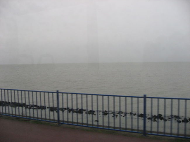 ところが、雨天によりせっかくの大堤防の景色がこんな事に・・・<br />堤防を渡るために、その景色を見るためにわざわざ大回りしたというのに、こんな状態だったので、バスの中でうとうとしてしまった。（でも海外の乗り物には危険が潜んでいるので寝ちゃいけませんよ）