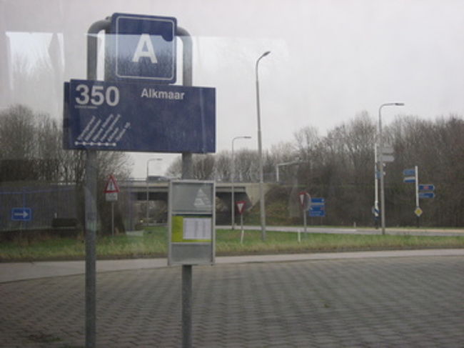 約２時間のバス移動。本当にただの移動だけだった。残念。<br />Alkmaarの駅に到着し、ここから電車に乗る。ユーレイルパス使用。