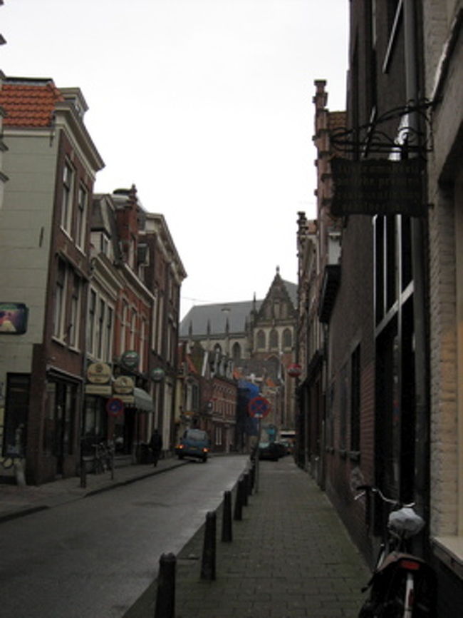 聖バフォ教会に向かう道のり<br /><br />Haarlem駅内にロッカーがなかったので、インフォメーションセンターに行くと、そこで荷物を預かってくれるという。荷物に札をつけることもなく、「そこに置いといて〜」ってな感じ。大丈夫かなぁ。無くならなければいいんだけど。