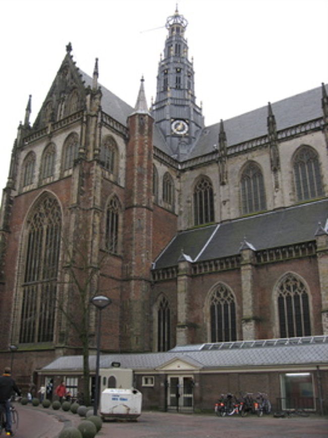 聖バフォ教会到着。さすがに、約30メートルのパイプオルガンが収まっているだけあって、デカイ！