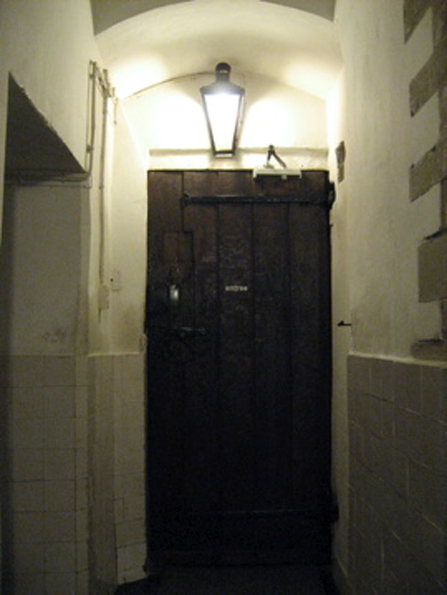 小さな入り口を抜けると・・・