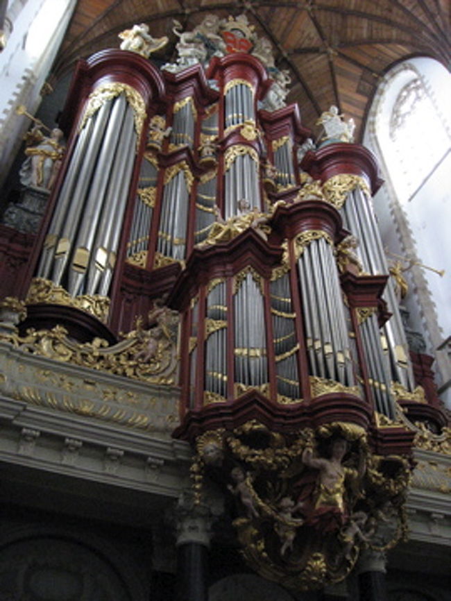 近寄ってみると、あんぐり口が開いてしまう。<br />こんな大きなオルガンが、倒れる事なく収まっているのが信じられない。<br />モーツァルトが子供の頃に弾いたという。演奏旅行していた頃の事だろうか。そんな歴史に思いを馳せながら、しばらく教会内に座っていた。