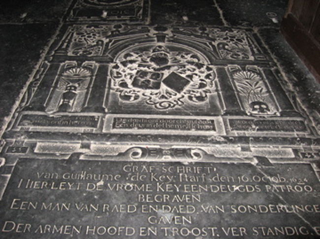 床が一部墓石のような作りになっていた。