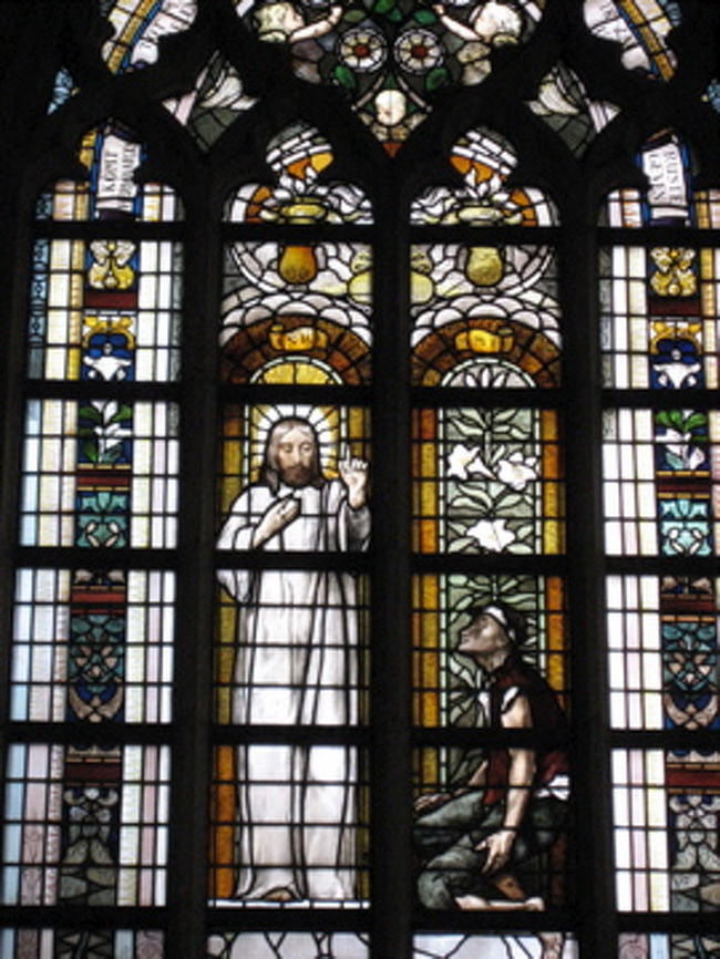 もちろんステンドグラスも美しい。