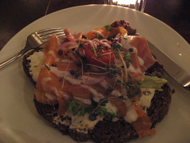 聖バフォ教会近くのカフェでランチ。<br />サーモンが乗ったオープンサンド。美味！