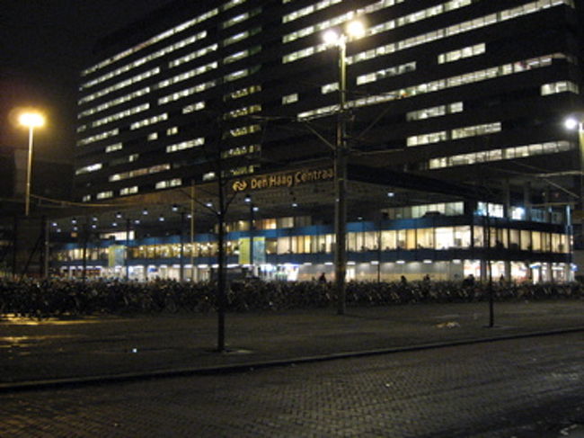 本日宿をとるHaagに到着。<br />なぜHaagって、アムステルダムに夜ひとりで到着は危ないかも、と思ったのと、さほどアムステルダムに重要性を感じていなかったから。後から、やっぱりアンネ・フランクの家に行きたかったかも・・・とも思ったが。<br /><br />オランダは、首都と司法をつかさどる都市が別である。アムステルダムが華やかな首都であるのに対し、Haagはビジネス街の雰囲気をもつ政治の中心地である。