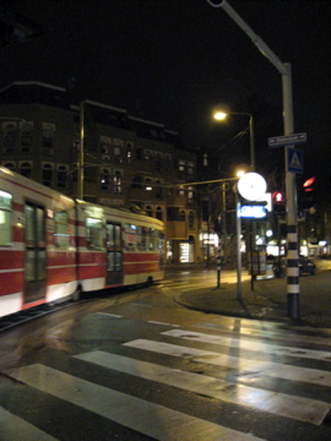 トラムに乗って、予約してあるB&amp;Bへ。<br />ベルリンのバックパッカーで出会ったアメリカ人に、「オランダは危ないから気をつけて」と言われたが、今のところ、危険な匂いは全く感じない。危ないのは、主にアムステルダムだけなのかもしれない。<br /><br />ただ、寒い！！