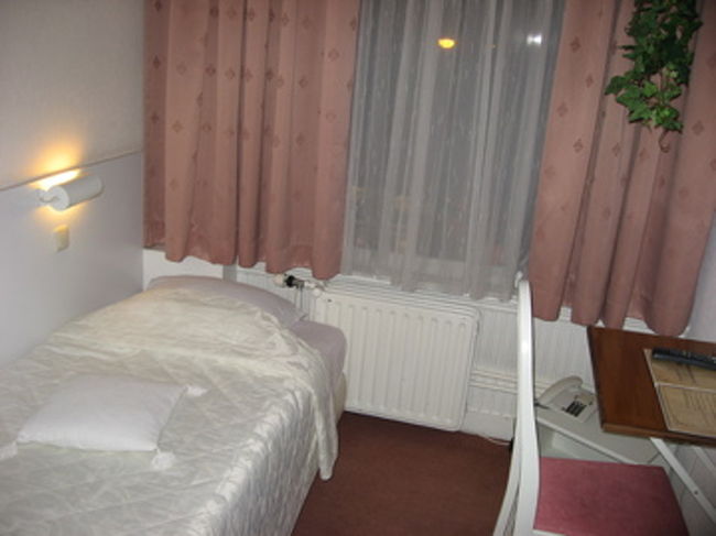 B&amp;Bでは、おじいちゃんが出迎えてくれた。<br />日本のペンションのような感じだが・・・なんとかわいらしい部屋。