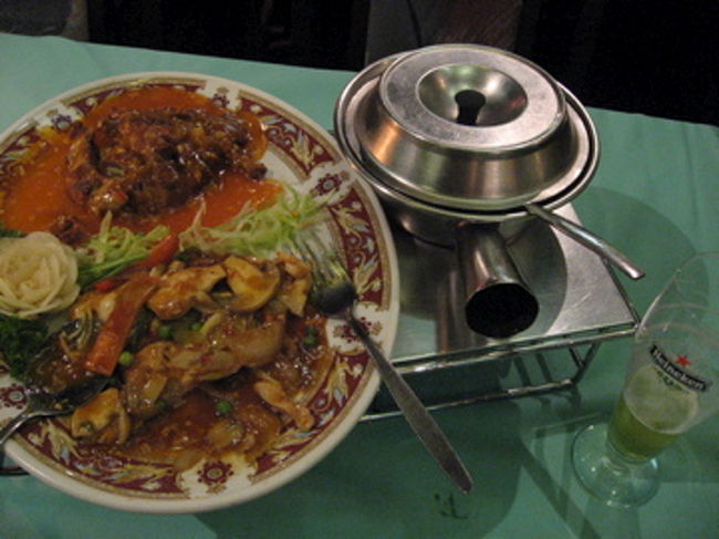 おじいちゃんに、近所のレストランを紹介してもらうと、なんと中華。オランダまで来てなんで中華なんだろう、と思ったが、確かに近所を歩いていると、中華のお店が多く、しかも繁盛している。西洋的な店はいずれも閑古鳥。<br /><br />ということで、オススメの場所で中華をいただいた。確かに料理もおいしかったし、サービスもなかなかだった。