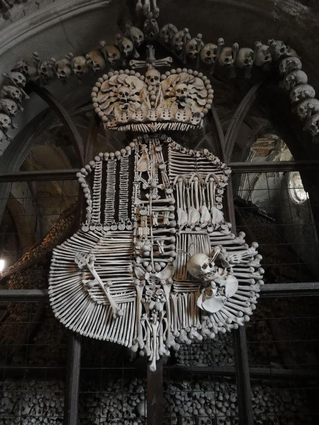 墓地教会（納骨礼拝堂）<br />シュヴァルツェンベルグ家の紋章<br />骨で作られている