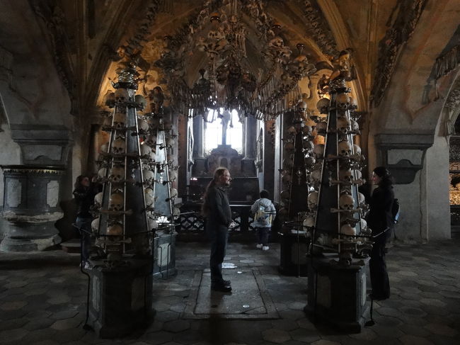 墓地教会（納骨礼拝堂）<br />シャンデリア？<br />中欧の人いい感じ