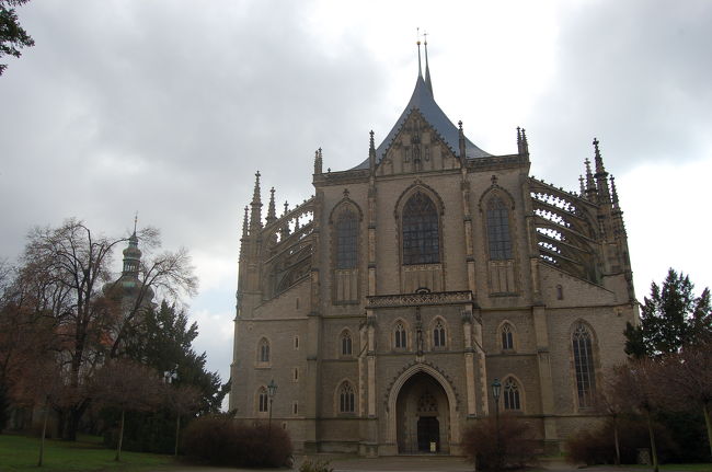 バルバラ聖堂の外観<br />存在感あり