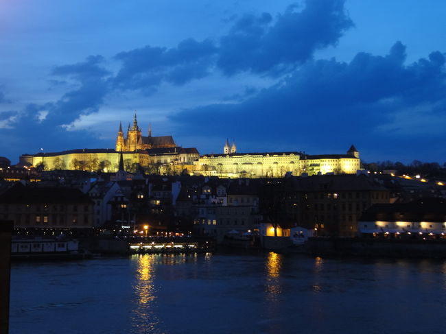 さらに暗くなるプラハ城