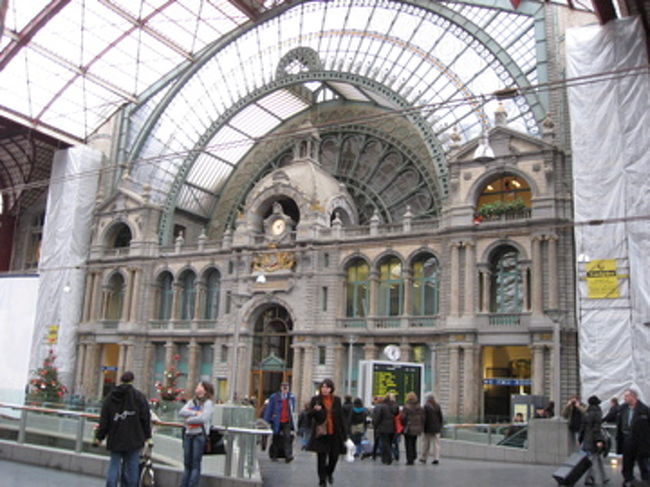 ベルギーのantwerp。<br />ここ中央駅は1895〜1905年に建造されたネオバロック形式の大建築でアントワープを代表するランドマークのひとつとなっている。