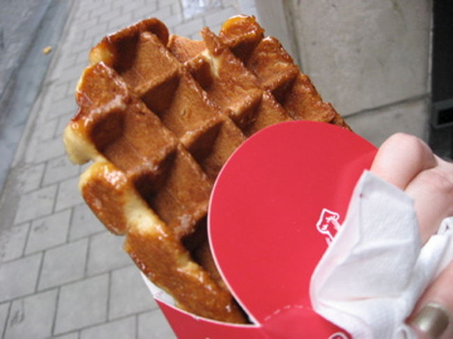 お約束のワッフルをgetして街を探索。