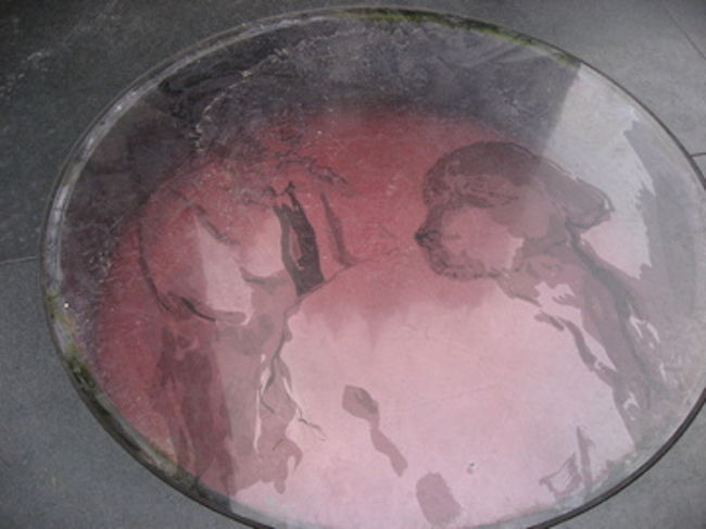 教会前にこんなものが。。。<br />ネロとパトラッシュ。<br /><br />でも現地の人達は、なぜこんなに日本人がこの教会を見に来るのか不思議に思っているようです。日本ほど「フランダースの犬」が有名じゃないとか。