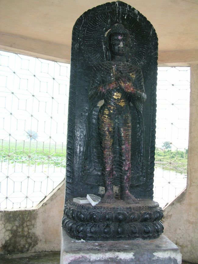 池のほとりにあるカナカムニ仏。