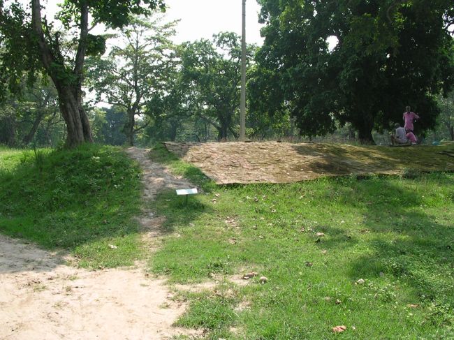 ここは、ピンクのTシャツを着たおっちゃんたちが管理をしていて、入っていくと遺跡の中を案内されます。