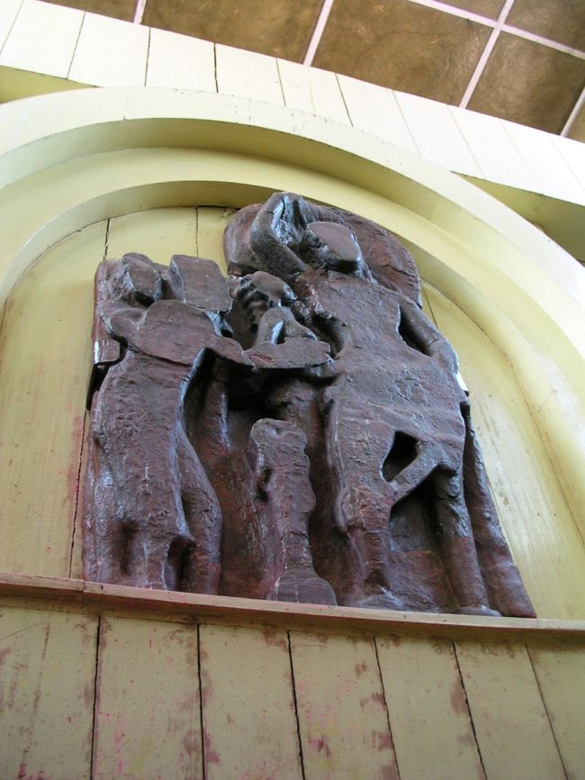 太子誕生を描いた石像。