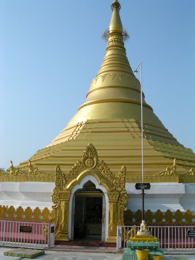 各国のお寺が立ち並ぶルンビニ。<br /><br />これはタイ寺。