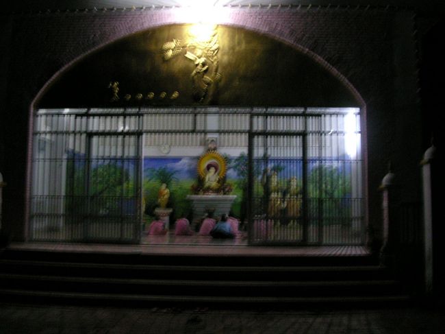 オフシーズンなので、宿泊客は私一人だけ。<br />ここの尼僧院では、７人の少女たちが生活しているようでした。<br /><br />夜と朝のお勤めに、私も後ろから参加させてもらいました。<br />まだ、３，４歳かと思われるような幼い少女もいて、長いお勤めの途中には飽きて足を投げ出しちゃう場面も。<br /><br />すごく素敵な一晩を過ごさせてもらいました。<br />