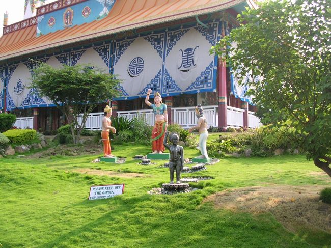 ここの本堂を囲む庭には、ブッダの一生が表現されていました。