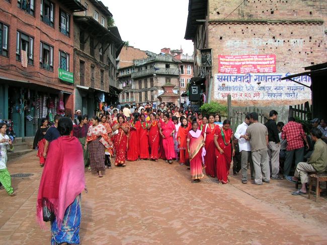 この街に着いた時、ちょうど女性が赤いサリーを着るお祭りが行われていて、すごくにぎやかでした。