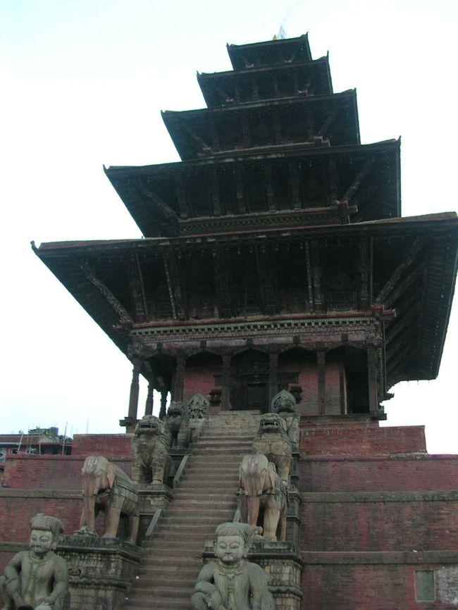 ニャタポラ寺院