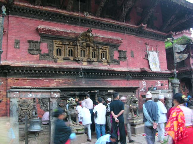 ネパールの人たちの朝はお寺に参ることから始まります。<br /><br />そして、その朝もすごく早い！