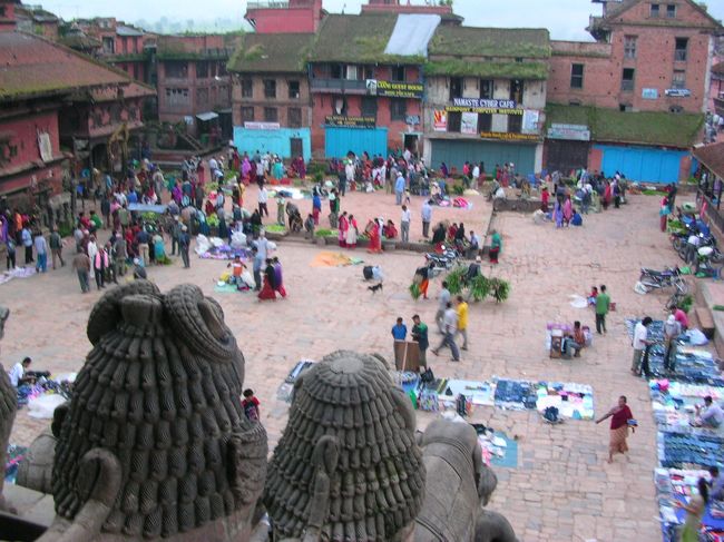 ニャタポラ寺院からの眺め。<br /><br />トウマディー広場には、朝にはこうして市がたちます。