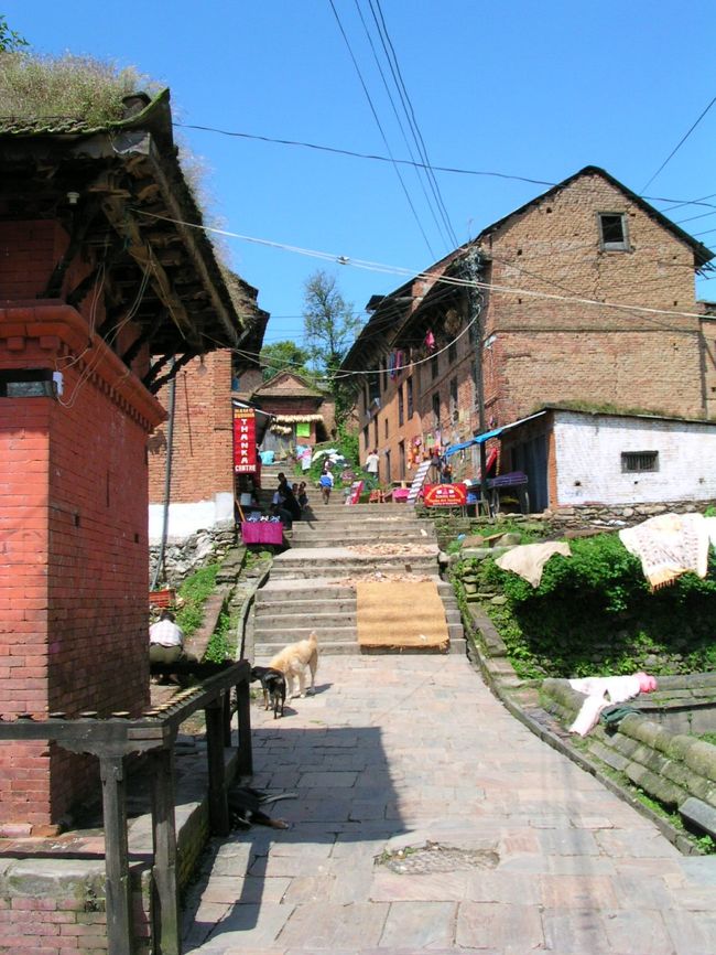 バクタプルからまっすぐ北へ約６?の丘に立つ寺院、チャング・ナラヤンへの参道。<br /><br />