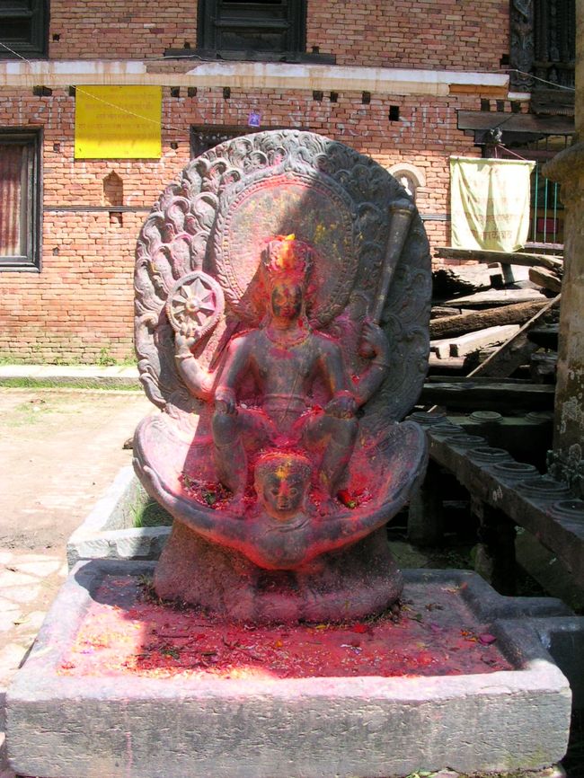 １０ルピー札の図案のもととなったガルーダに乗るヴィシュヌ神の像。