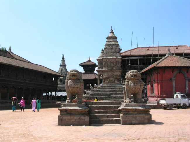 また、バクタプルに戻ってきました。<br /><br />ここは旧王宮や寺院が並ぶダルバール広場です。