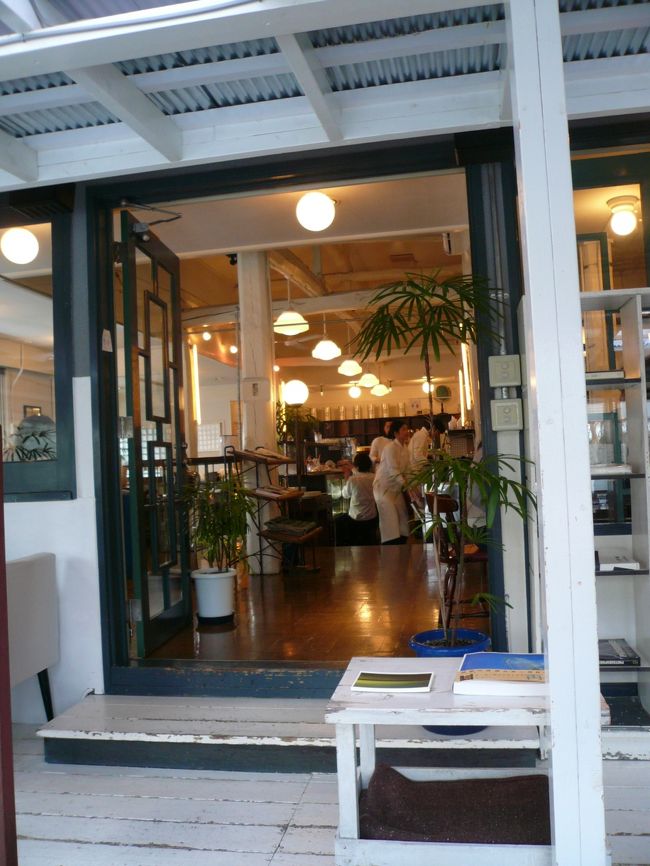 店内は椅子・テーブル・照明ひとつひとつ大切に使われているのが伝わってきます。<br />ブランケットやセンスの良い本がおいてあってゆっくりできる空間です。