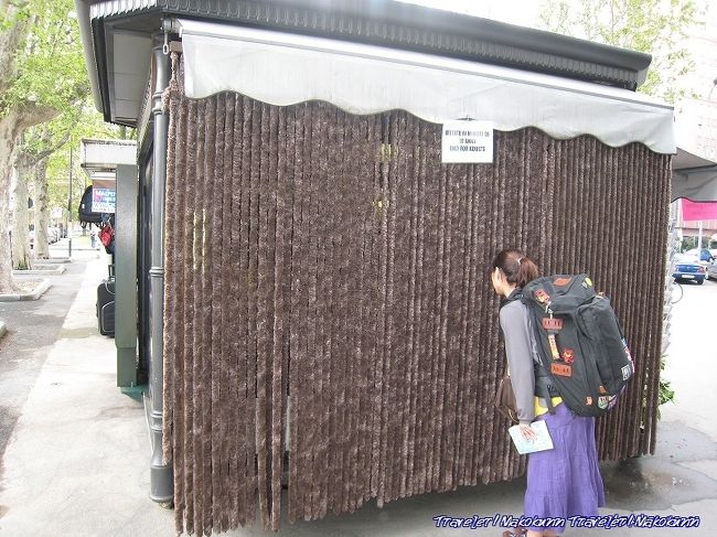 駅の近くのキオスク。<br />茶色いカーテンの奥はアダルトグッズを売っていました。