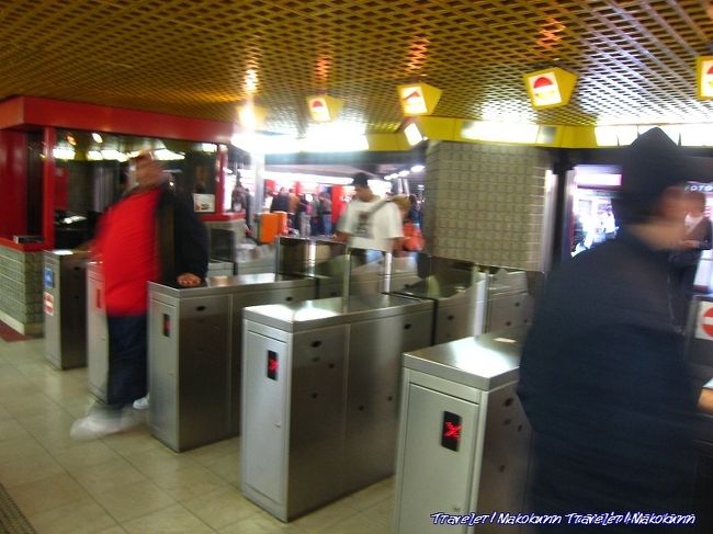 ミラノの地下鉄の改札。