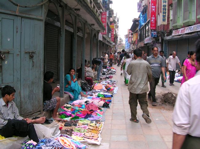 ネパールの朝は、やっぱり市とお参りから始まるようです。