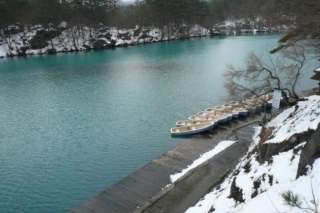 五色沼に着きました。<br /><br />１〜2時間くらいかけて歩くつもりが雪の影響で足元が悪く、途中膝くらいまで雪に埋もれる可能性があるということで今回は毘沙門沼のみ散策することになりました。<br /><br /><br />（スノーシューのレンタルをしている所もありますが靴もスパッツも持っていないのでやめておきました。）