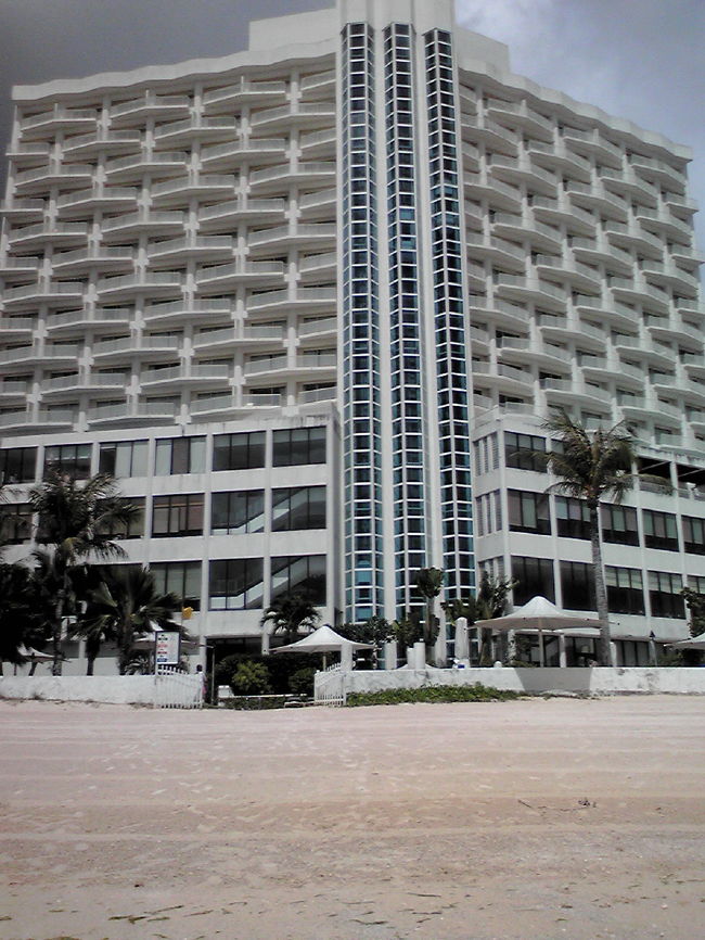 ガラス張りの海の見えるエレベーター３台　オンワードホテル