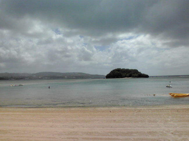 オンワードのプライベートビーチよりあの島まで行きました　約２ｋｍぐらいかな　泳いで・・うそうそ・ひざまでしか海面ありません　１人見えるのが家の子供です<br />