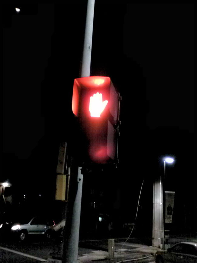 アメリカは当たり前ですが信号機はこんな感じですこの状態はわたれません　日本と違い車優先ですので無理するとひかれます、