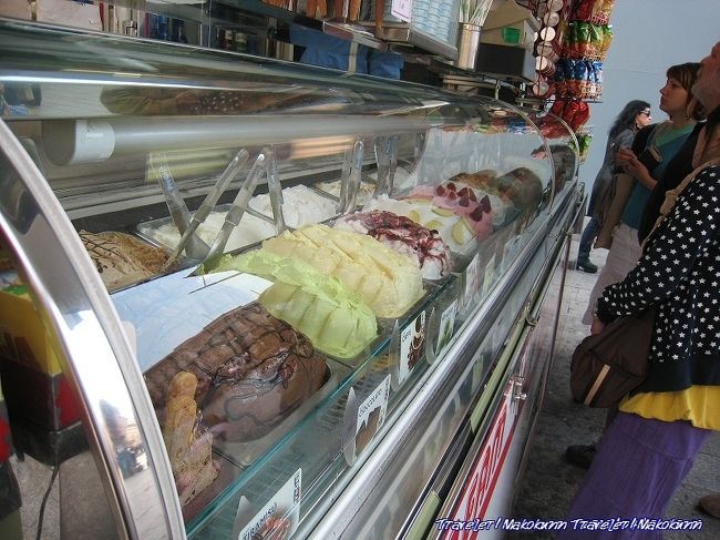 お腹が空いたので、ドォーモの横のサンドイッチスタンドで立ち食い。