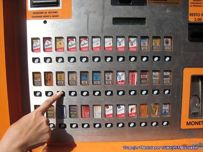 タバコの自販機。<br />銘柄の案内が小さい。