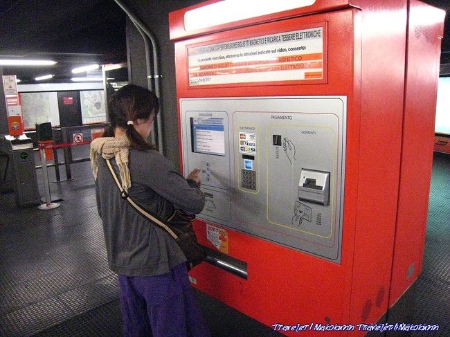 地下鉄の券売機。<br />まごついてると、知らないおばちゃんが勝手に手伝ってくれて手数料を取られるので注意。