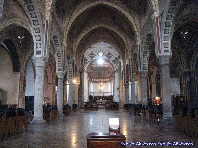 サンタ・マリア・デレ・グラツィエ聖堂修道院の教会内部。