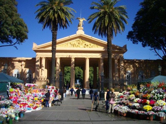 入口前にはお花屋さんがならんでます。