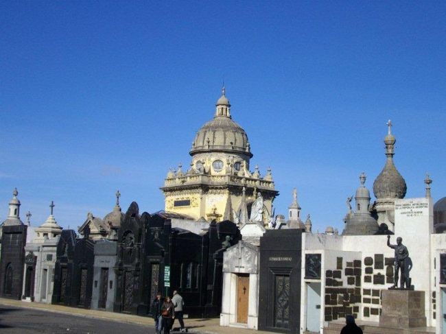 中に入るとレコレータ墓地のような立派なお墓が。